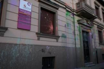 Estado en el que quedó la fachada del antiguo edificio de Amigos del País tras el ataque vandálico