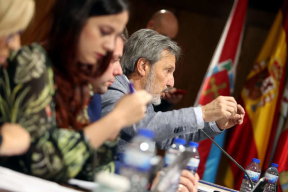 Las concejalas de Podemos y los ediles de Coalición por el Bierzo, durante el Pleno. ANA F. BARREDO