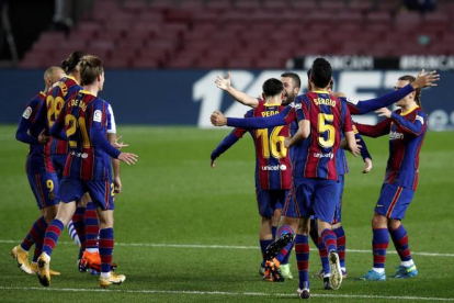 Los jugadores del FC Barcelona celebran el gol de Jordi Alba. ALEJANDRO GARCÍA