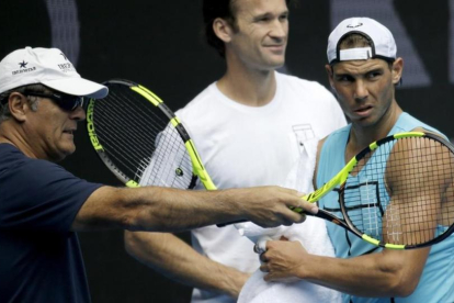 Toni Nadal, a la izquierda, junto a Carlos Costà y Rafael Nadal, en un entrenamiento en el Abierto de Australia.