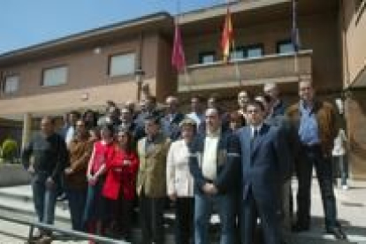 Foto de familia de los candidatos que forman la lista de la UPL al Ayuntamiento de Villaquilambre