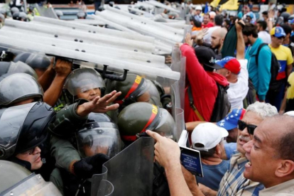 Opositores a Maduro se enfrentan a la Guardia Nacional en Caracas.