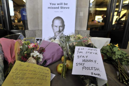 Flores, mensajes y manzanas mordidas homenajean a Jobs.