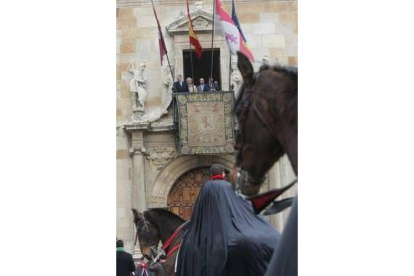 Amilivia, en el centro, homenajeó a la cofradía