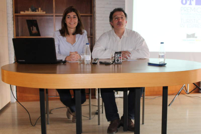 La concejala Silvia Cobos y el alcalde, Arsenio García, explican el escenario de promoción.