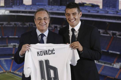 Florentino Pérez y Mateo Kovacic, en la presentación del croata como nuevo jugador del Madrid.