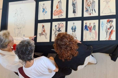 Maru Rizo haciendo entrega de la colección de dibujos ‘Teatro Principal’ de Amable Arias en San Sebastián. DL