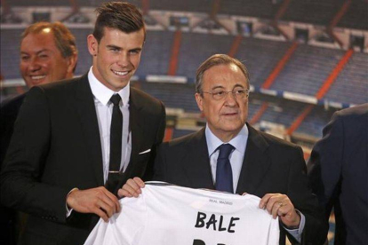 Bale, junto a Florentino, en la presentación en el Bernabéu.