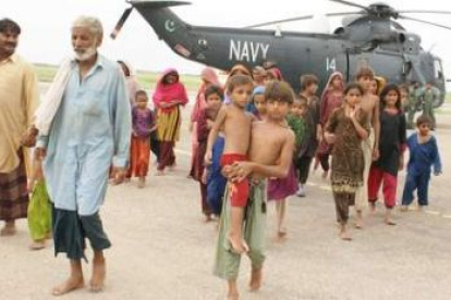 Un grupo de niños son evacuados junto a sus familiares por la Armada pakistaní.