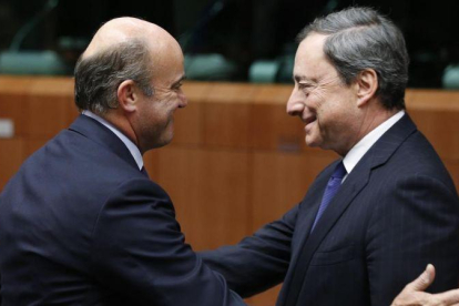 El ministro de Economía, Luis de Guindos, y el presidente del BCE, Mario Draghi, en una imagen de archivo.