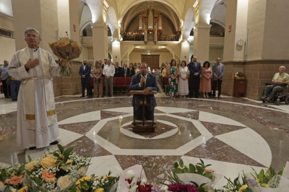 El alcalde de La Bañeza, Javier Carrera, ayer en la ofrenda floral a la Virgen de la Asunción. F. OTERO