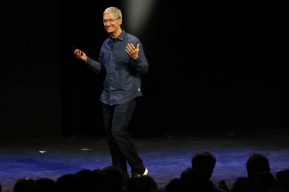 El consejero delegado de Apple, Tim Cook, pronuncia un discurso durante un acto de lanzamiento de Apple.