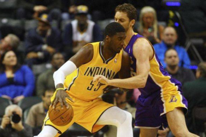 Pau Gasol defiende a Hibbert, en el duelo entre los Lakers y los Pacers.