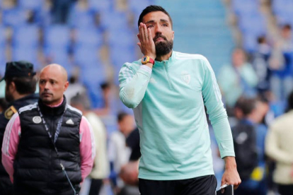 Omar Otero, entrenador de porteros de la SDP, llorando a la conclusión del partido de Oviedo. L. DE LA MATA