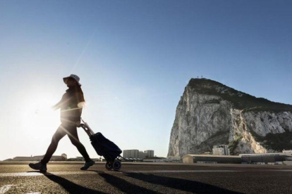 Una mujer camina por La Línea de la Concepción (Cádiz), justo en la frontera entre España y Gibraltar.