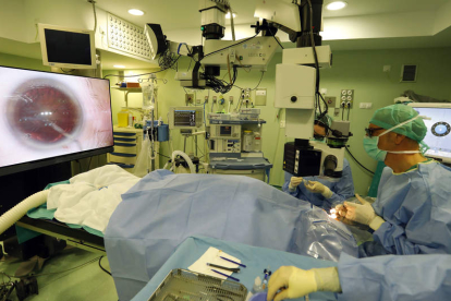 El jefe de Oftalmología del Hospital opera unas cataratas con la nueva tecnología, que le permite ver en una pantalla de 55 pulgadas magnificado el ojo de paciente.