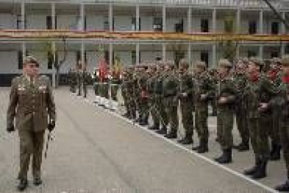 El coronel Navas durante un acto castrense celebrado cuando ostentaba la jefatura del regimiento