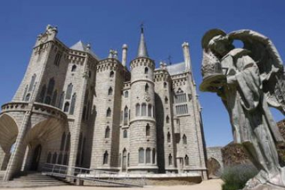 El palacio episcopal que inició Gaudí y remató Guereta, en una imagen de archivo.