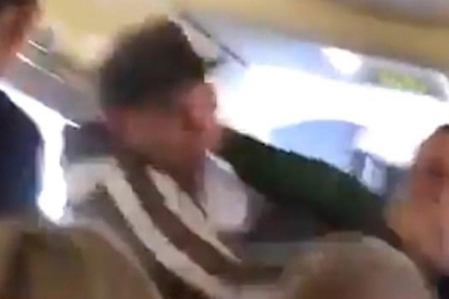 Un momento de la pelea entre dos pasajeros en el vuelo de Ryanair del sábado entre Glasgow y Tenerife.