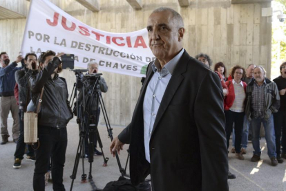 Victorino Alonso a su llegada al Juzgado de lo Penal de Huesca donde fue juzgado por la destrucción del yacimiento prehistórico de la Cueva de Chaves