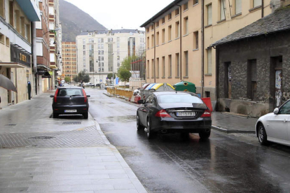 La apertura del tramo de la avenida de Valdés hasta Fueros de León se ha hecho sin colocar el mobiliario urbano.