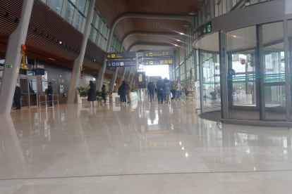 Imagen de hoy del aeropuerto, con pasajeros sin saber si podrán despegar o no. DL