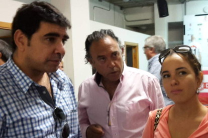 Felipe Llamazares, en el centro, recibe a la expedición catarí.