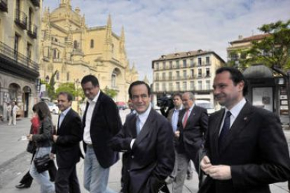 Bono pasea con Óscar López y Arahuetes por la ciudad de Segovia.