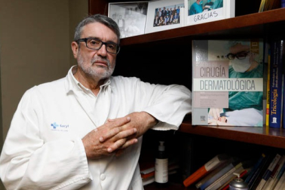 El jefe del servicio de Dermatología, Manuel Ángel Rodríguez, con el libro dirigido a los especialistas. FERNANDO OTERO