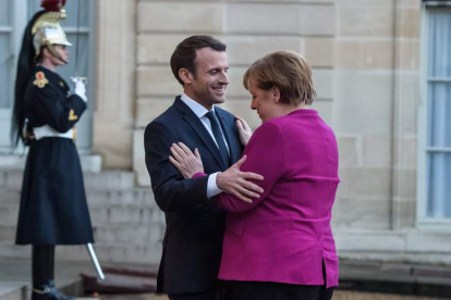 Macron y Merkel se reunieron ayer en el Elíseo. C. PETIT TESSON