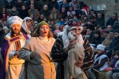 Algunos de los actores con el público abarrotando las gradas, ayer en Matachana.