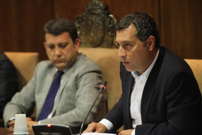 El portavoz del PP, Reiner Cortés, junto al alcalde Riesco, ayer en un momento del debate.