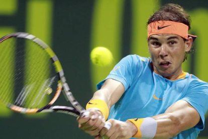 Rafael Nadal devuelve una bola a Michael Berrer, en la primera ronda del torneo de Doha.