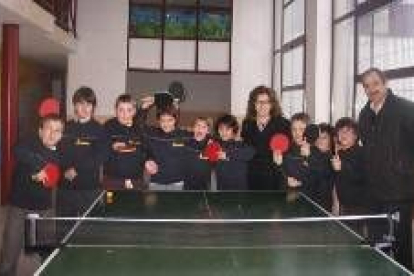 La concejala Natalia Rodríguez Picallo con niños de las Escuelas Deportivas Municipales