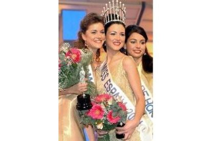 Miss Barcelona, Maite Medina, y miss Melilla, Farah Ahmed, damas de honor, con miss España