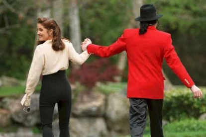 Lisa Marie Presley y Michael Jackson.