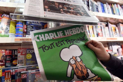 Un hombre mira su ejemplar de 'Charlie Hebdo', frente a un quiosco de Montpellier.