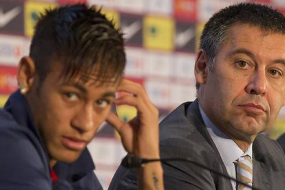 Neymar y Josep Maria Bartomeu, en la presentación del delantero brasileño como nuevo jugador del Barça, el 3 de junio del 2013.