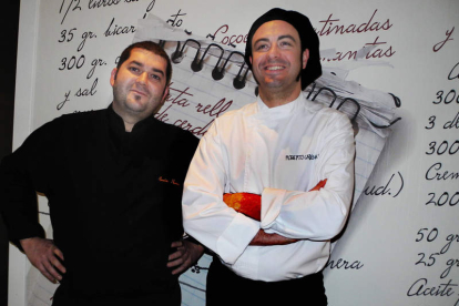 Javier Núñez y Roberto en el restaurante Barandal, de la Plaza Don Gutierre.