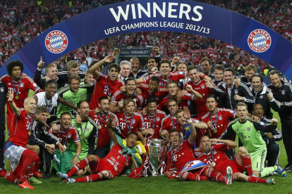 Jugadores y cuerpo técnico del Bayern celebran el triunfo en una final en la que el español Javi Martínez también fue protagonista.
