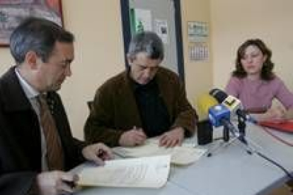 Serafín de Abajo, Miguel Martínez e Inmaculada Bartolomé en la firma del convenio