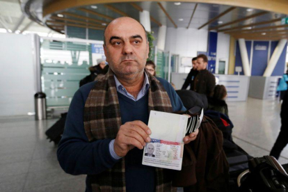 Fuad Sharef muestra el visado de entrada a EEUU en el aeropuerto de Erbil., Irak, a done ha sido devuelto desde Egipto.