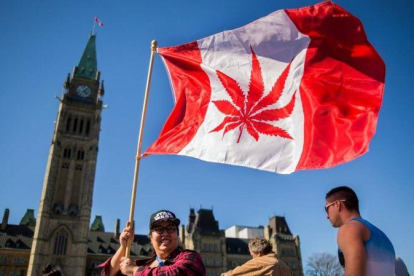 Partidarios de la legalización de la marihuana se manifiestan ante el Parlamento de Canadá, el día que se legalizó esta droga, el 20 de abril del 2016.