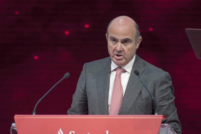 El ministro de Economía, Luis de Guindos, en un acto ayer. EFE