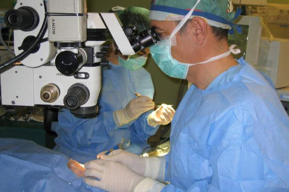 Intervención quirúrgica en uno de los quirófanos de Oftalmología del Hospital de León