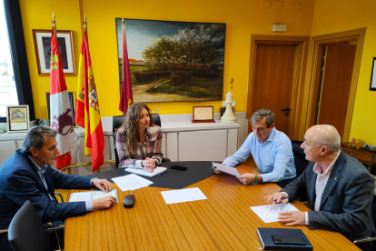 Reunión entre la delegada de la Junta en León y Asaja sobre las parcelas de Los Oteros. JCYL