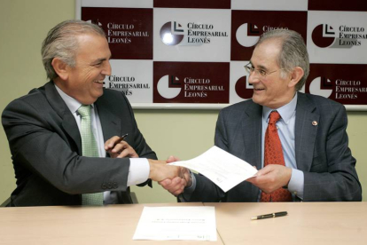 El presidente del Círculo Empresarial Leonés, Emilio de la Puente (D) y el director comercial del Banco Etcheverría, José María Rey, firman un convenio para el fomento de nuevos proyectos empresariales