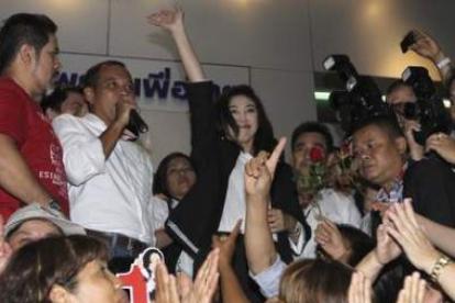 Yingluch Shinawatra, líder del Partido de los Tailandeses celebra la victoria.