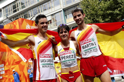 María Pérez, oro en categoría femenina, junto a Diego García (plata) y Álvaro Martín (oro). TRUEBA