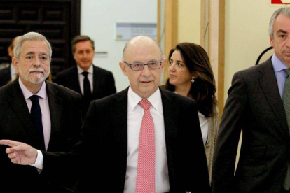 Cristóbal Montoro, llega con su equipo a la rueda de prensa que ha ofrecido hoy.